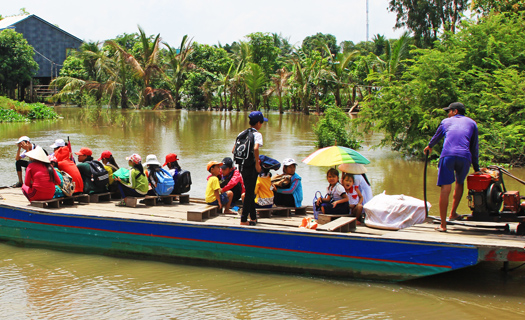 Vượt lũ đến trường