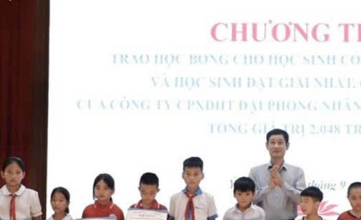 Nam Định: Tiếp sức đến trường cho học sinh vùng lũ