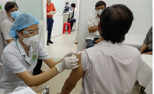 TP.HCM tiêm vaccine ngừa Covid-19 cho người cao tuổi, nhiều bệnh nền