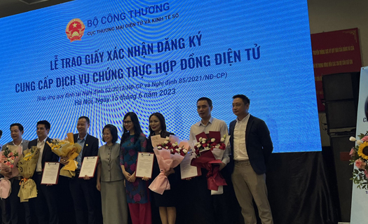 Trao Giấy xác nhận đăng ký cung cấp dịch vụ chứng thực hợp đồng điện tử cho doanh nghiệp