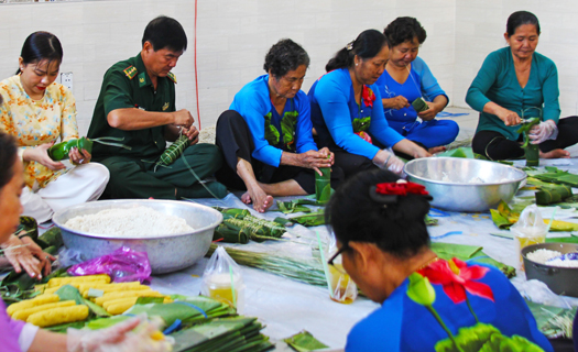 Đòn bánh tét thắm đậm tình Quân - Dân nơi biên giới Tây Nam