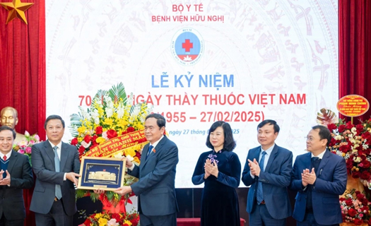 Chủ tịch Quốc hội dự Lễ kỷ niệm ngày Thầy thuốc Việt Nam tại Bệnh viện Hữu nghị