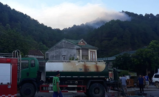 Lửa bao trùm dãy Hồng Lĩnh, bất ngờ đổi chiều tiến sát khu dân cư