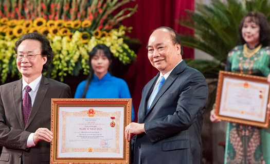 Thủ tướng Nguyễn Xuân Phúc trao danh hiệu Nghệ sĩ Nhân dân cho 79 nghệ sĩ.