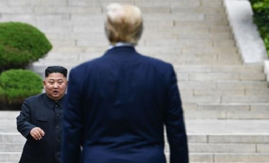 Tổng thống Mỹ Trump bước vào lãnh thổ Triều Tiên