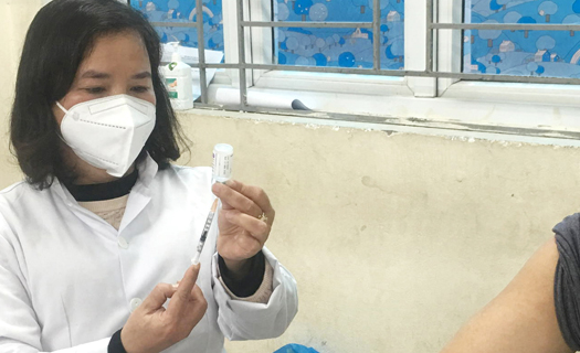 Cha mẹ cần làm gì khi con tiêm vaccine phòng Covid-19?