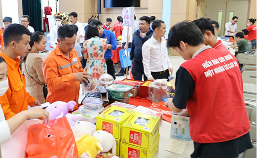 Hơn 2.300 cán bộ, nhân viên Tổng Công ty Điện lực Miền Trung tham gia hiến máu