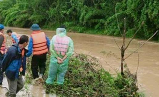Mưa lớn, nhiều khu vực tại Nghệ An bị cô lập do nước lũ