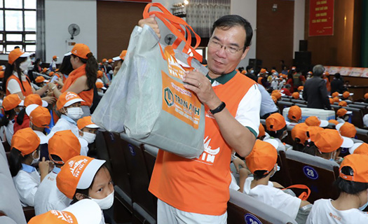 DN TP Hồ Chí Minh trao 200 xe đạp và 400 phần quà cho học sinh nghèo Thừa Thiên Huế
