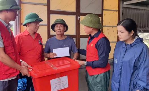 Người dân cả nước tiếp tục hướng về đồng bào vùng bão lũ