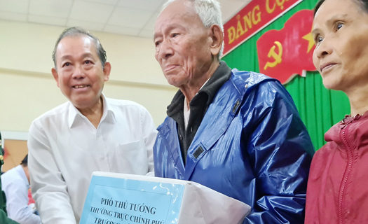 Phó Thủ tướng Trương Hòa Bình thăm và tặng quà cho nhân dân vùng lũ Quảng Trị