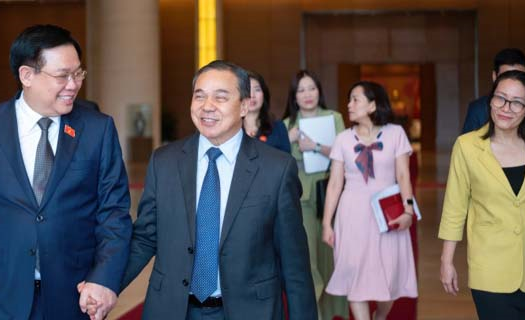 Chủ tịch Quốc hội Vương Đình Huệ tiếp Đại sứ Lào