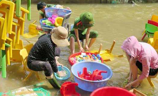 Quảng Bình: Nước lũ rút, chồng chất khó khăn