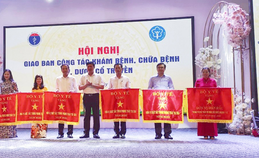Sao Thái Dương nhận cờ thi đua của Bộ Y tế