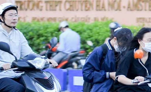 Học sinh đi xe máy điện: Quản lý thế nào?