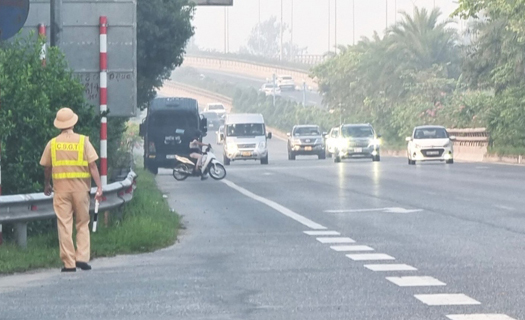 Xe đạp, xe máy đi vào đường cao tốc ở Hà Nội: Khó xử lý?