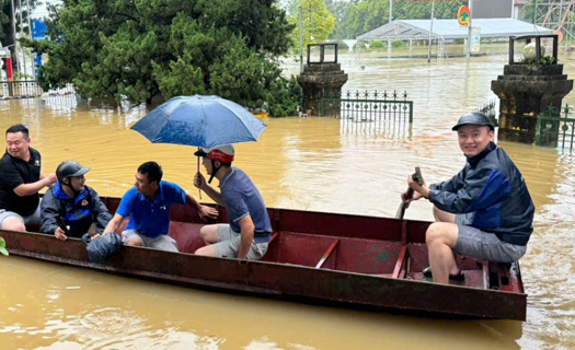 Lực lượng chức năng Tuyên Quang tích cực đưa người dân ra khỏi khu vực bị ngập