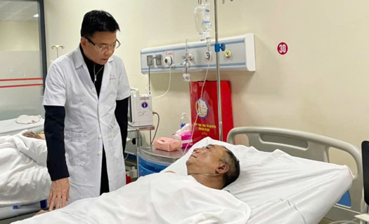 Phó Thủ tướng Lê Thành Long thăm hỏi nạn nhân vụ cháy quán cà phê ở Hà Nội
