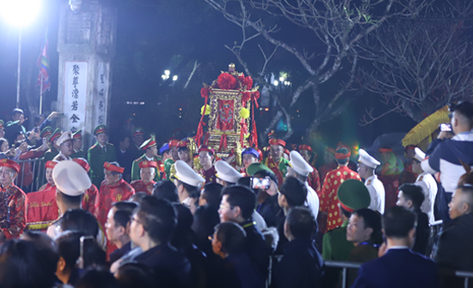 Nam Định: Hàng ngàn người xếp hàng chờ vào dự lễ Khai ấn Đền Trần