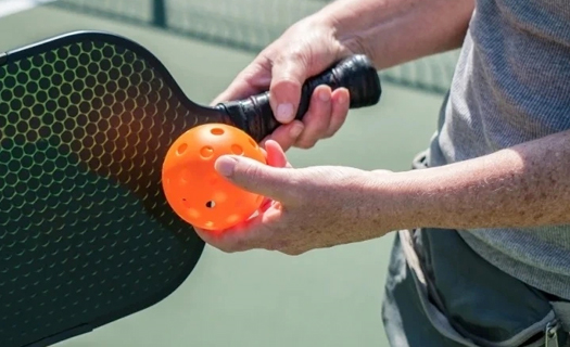 Đang chơi pickleball, người đàn ông bất ngờ đổ gục xuống sân