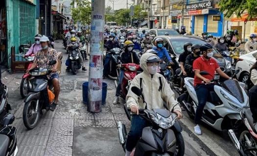 Đề xuất tạm cho xe đi lên vỉa hè, thực hư ra sao?