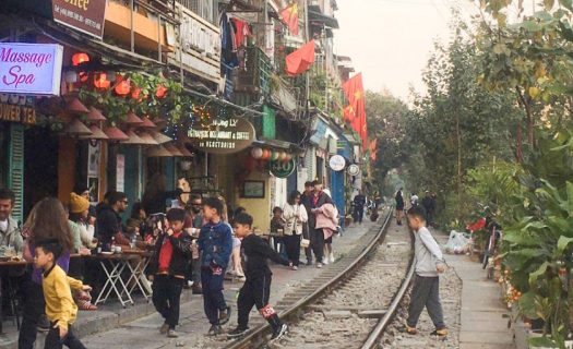 Xử lý vi phạm tại phố cà phê đường tàu sau phản ánh của Báo Điện tử VOV